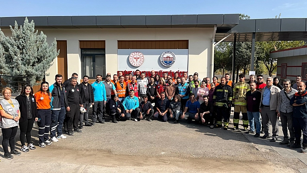 Ekiplerin deprem tatbikatı gerçeği aratmadı