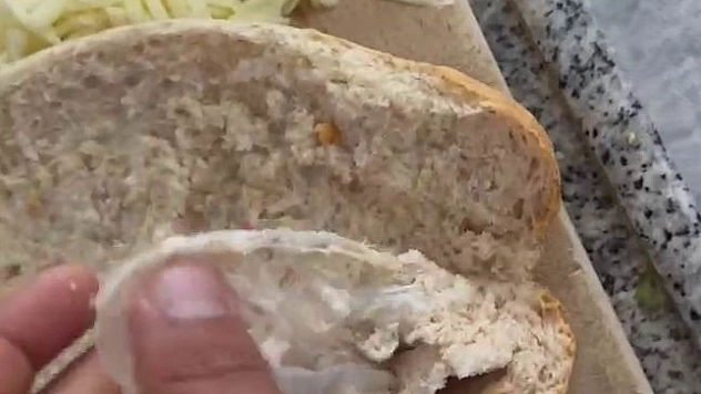 Ekmeğin içinden çıkanı görünce neye uğradığını şaşırdı