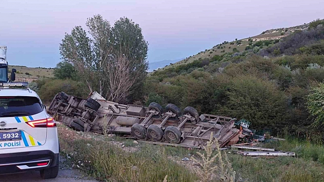 Malatya'da ekmek yüklü tır şarampole devrildi