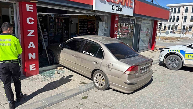 Malatya'da sürücü el frenini çekmeyi unuttu, araç eczaneye daldı