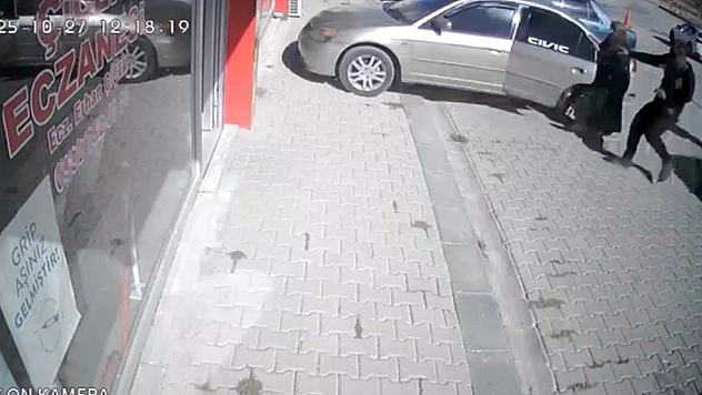 El freni çekilmeyen araç eczaneye girdi