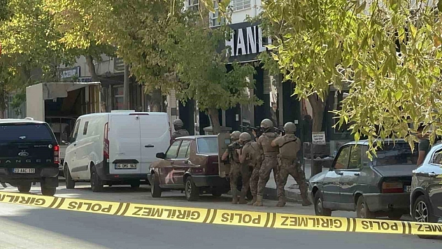 Sokakta silahlı saldırı: Polis yaralı, saldırgan ölü
