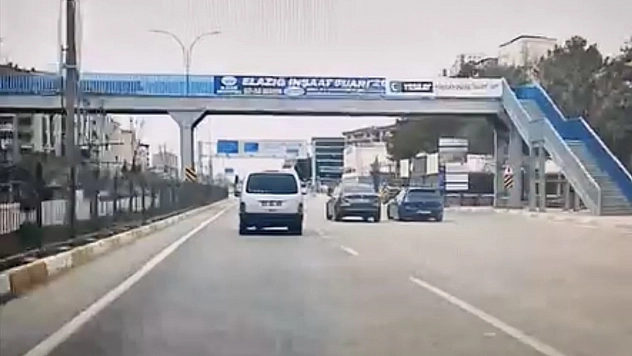 Elazığ'da makas atan araç kameralara yansıdı