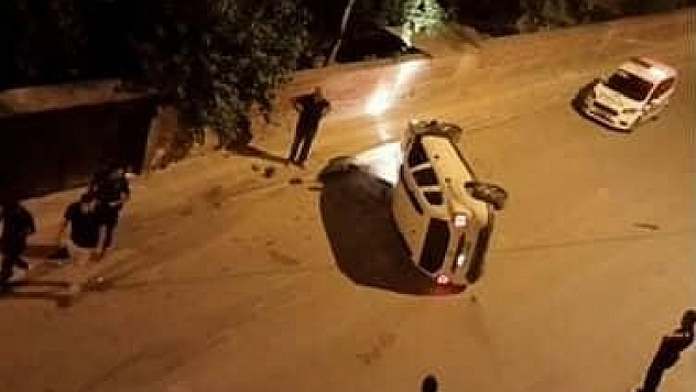 Otomobil park halindeki araçlara çarptı