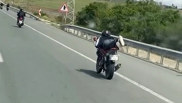 Elazığ-Malatya karayolunda motoru yatarak kullandı