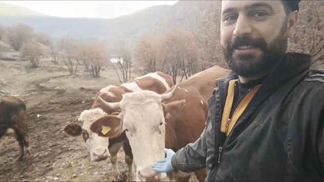 Elazığlı Besicinin İnekleriyle Yürek Isıtan Dostluğu