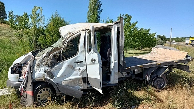 Elektrik direğine çarptı