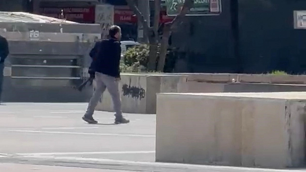 Elinde silahla polise kendini ihbar etti, etrafa ateş açtı