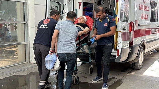 Elinden düşen bıçak ayağına saplandı
