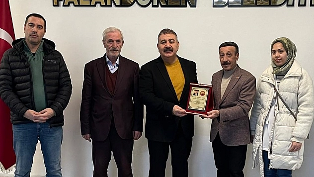Emeklilerden Başkan Sunar'a teşekkür plaketi