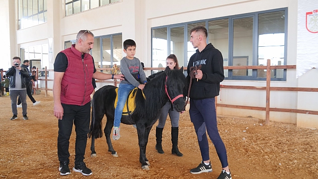 Engeller hippoterapi ile aşılacak