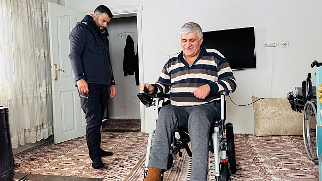 Engelli vatandaşa akülü sandalye desteği