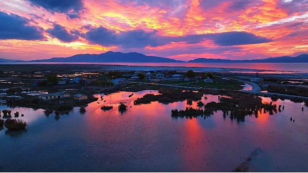 Erçek Gölü'nde muhteşem günbatımı