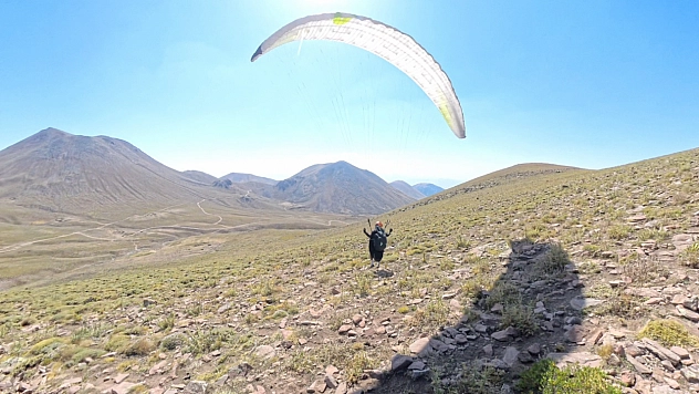 Erciyes'in 3 bin 500 metre rakımına yamaç paraşütü ile çıktılar