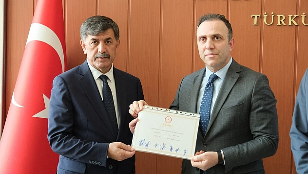 Erzincan'ın başkanı, mazbatasını aldı