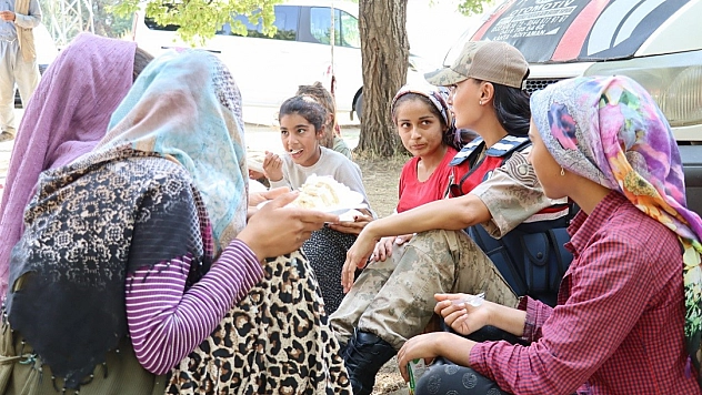 Erzincan'da jandarmadan minik kalplere doğum günü sürprizi