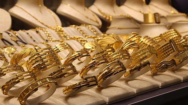 Eşin takılarını zorla almak gasp sayıldı