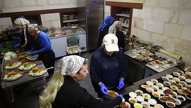 Eşlerinden imza karşılığında toplanan kadınlar önce kooperatif kurdu, sonra restoran açtı