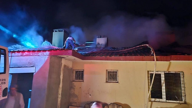 Ev yangını paniğe neden oldu, 3 kişi dumandan etkilendi