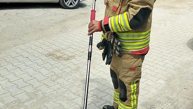 Eve giren yılanı itfaiye yakaladı