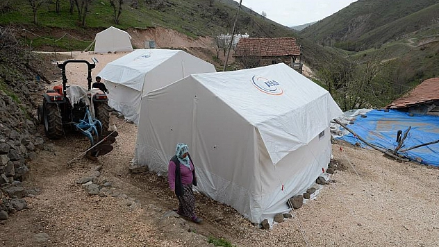 Evlerde kalamıyoruz