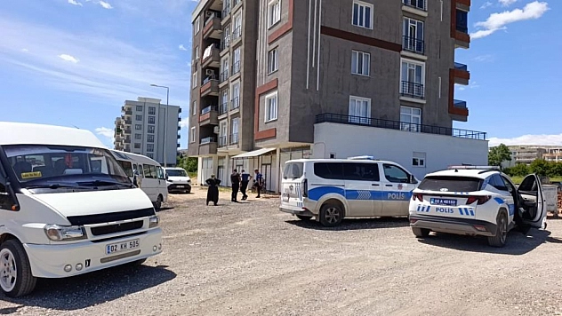 Fabrika önünde havaya ateş açıp kız kardeşini zorla götürmeye çalıştı
