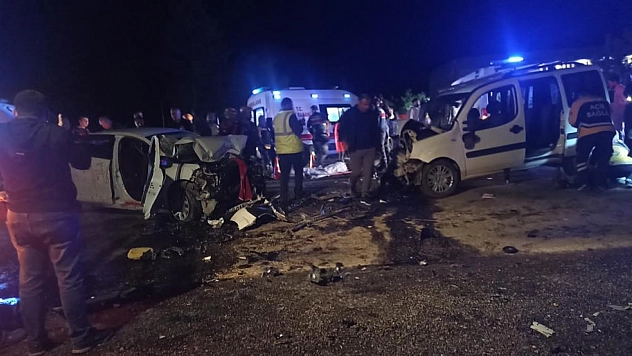 Feci Kaza: İki araç kafa kafaya çarpıştı| 1 ölü, 3'ü ağır 7 yaralı