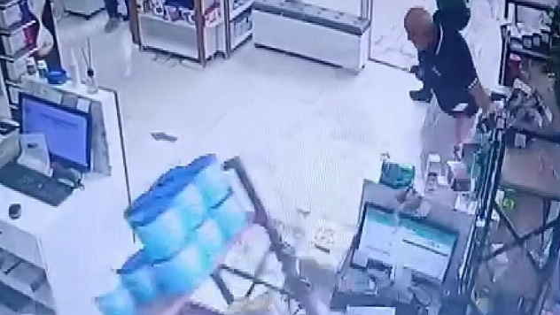 Malatya'da fırtınada camları patlayan eczanede panik anları! Güvenlik kamerası görüntüleri ortaya çıktı