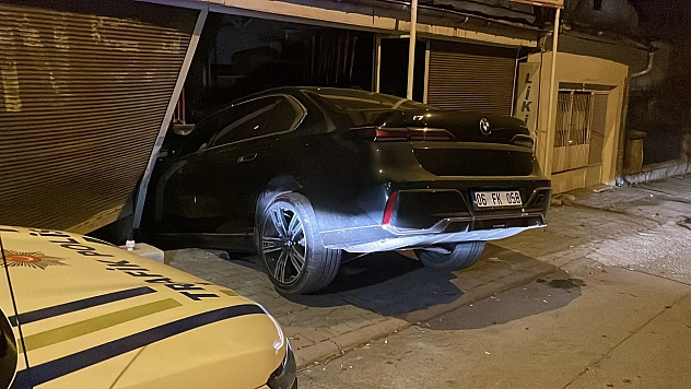 Fren yerine gaza basan sürücü, markete girdi