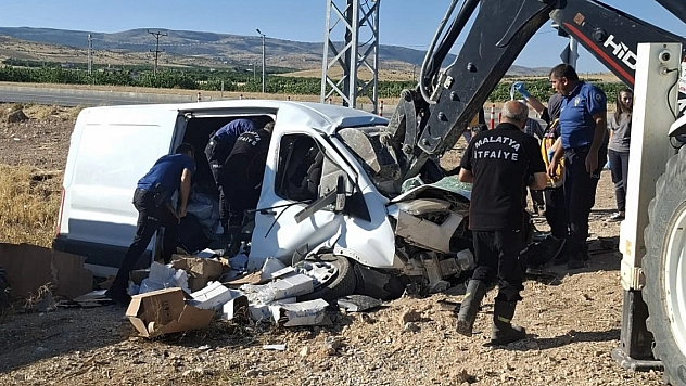 Freni boşalan araç aydınlatma direğine çarptı: 1 yaralı