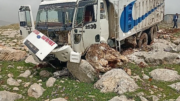 Freni boşan hafriyat kamyonu taşlara çarptı: 1 yaralı