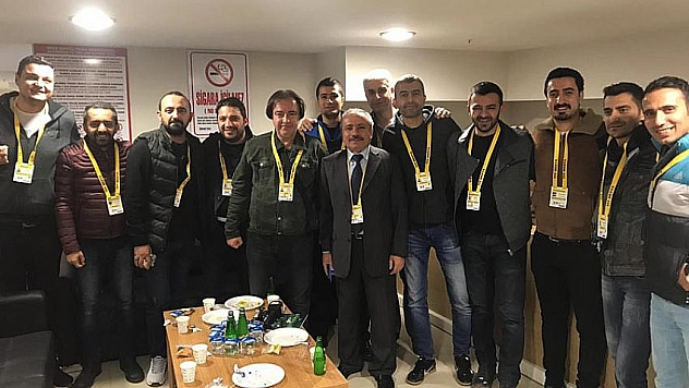 Protokol ve basına kayısı ikramı 