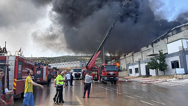 Gaziantep'te fabrika yangını: Ekiplerin müdahalesi sürüyor