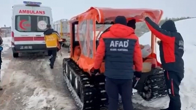 Gaziantep'te paletli kar aracıyla kurtarıldı