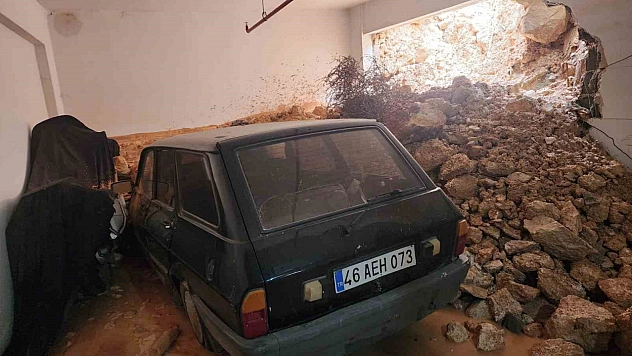 Yağmur duvarı yıktı