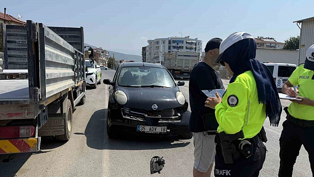 Motosiklet park halindeki otomobile çarptı: 1 yaralı