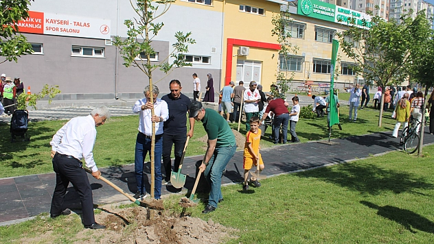 Gazzeli çocuklar için fidan dikildi