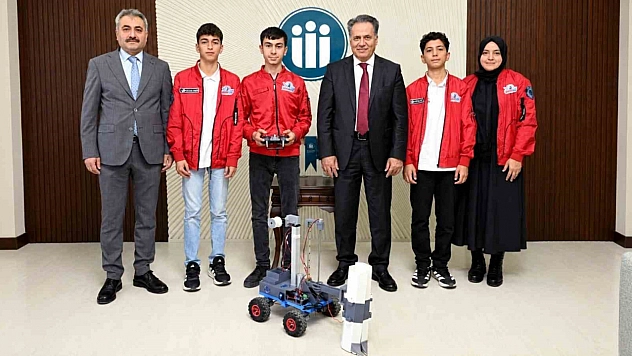 Rektör Akpolat'a yerli robotu tanıttılar