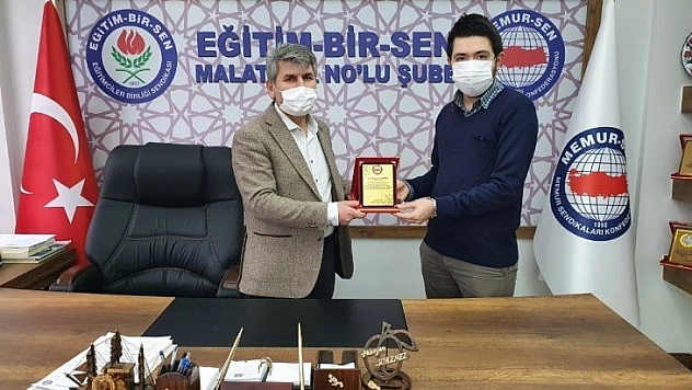Genç Memur Sen'in plaket