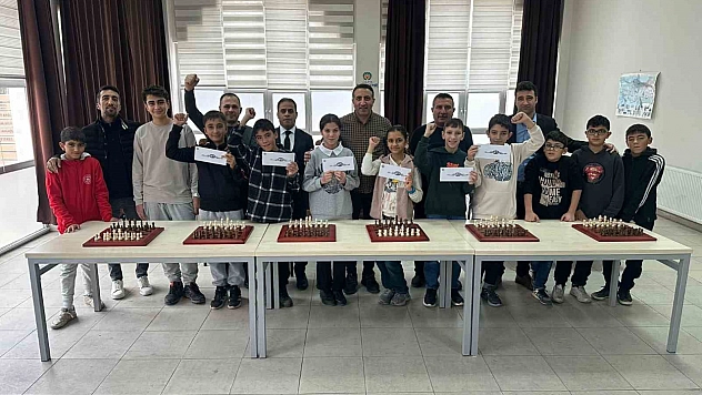 Malatya'da nefes kesen turnuva: 300 öğrenci kıyasıya yarıştı...