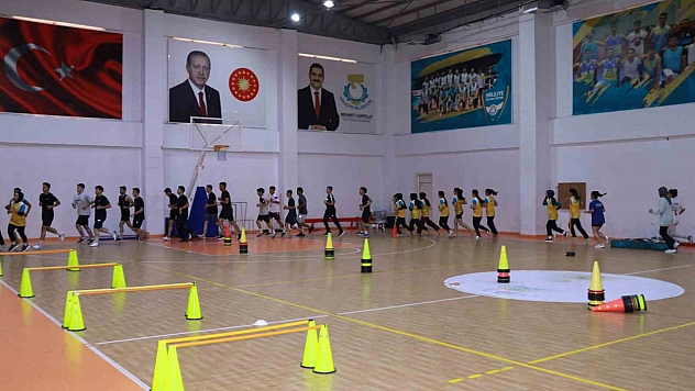 Polis olmak için ter döküyorlar