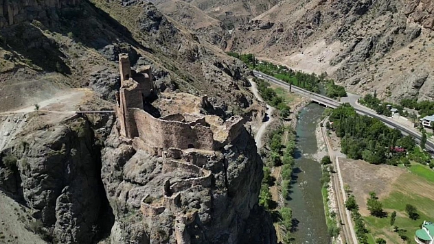Gizemli kale turistlerin ilgisini çekiyor