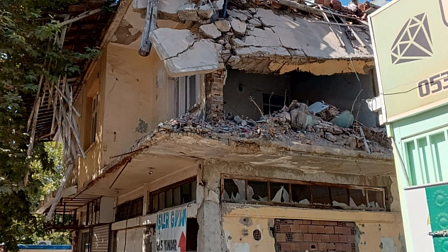 Gölbaşı'nda yıkılmayan bina tehlike saçıyor