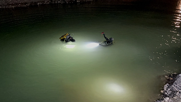 Gölete düşen kamyonet ekipleri harekete geçirdi