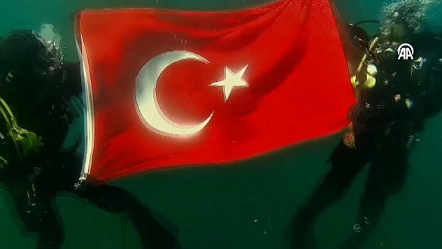 Görenlerin içini titretti: Türk Bayrağı'nı buz altında dalgalandırdı