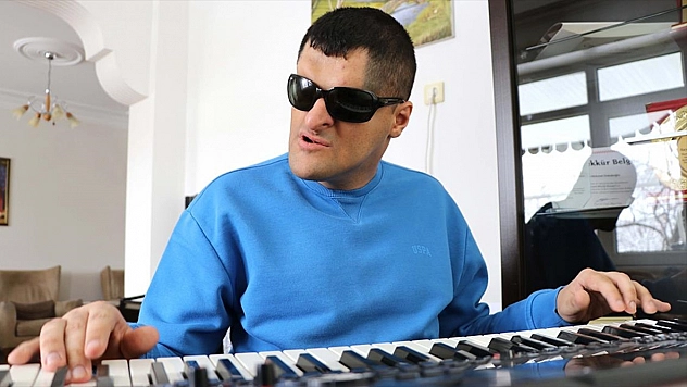 Görme engelli genç, müzikle hayata tutundu