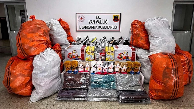 Gümrük kaçağı eşya ve gıda ele geçildi