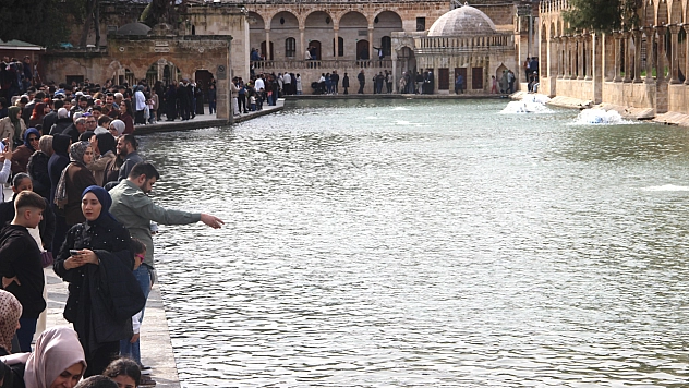 Güneş yüzünü gösterdi: Balıklıgöl'e ziyaretçi akını