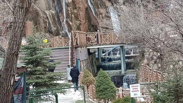 Günpınar Şelalesi ziyaretçilerin akınına uğradı