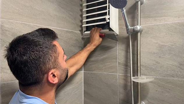 Güvercini kurtarmak için pencereyi söktü